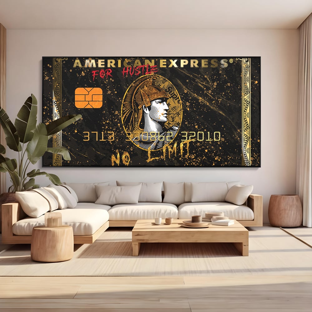 Tablou canvas cu tablou canvas cu card bancar, in rama de aluminiu negru, pe perete intr-un living